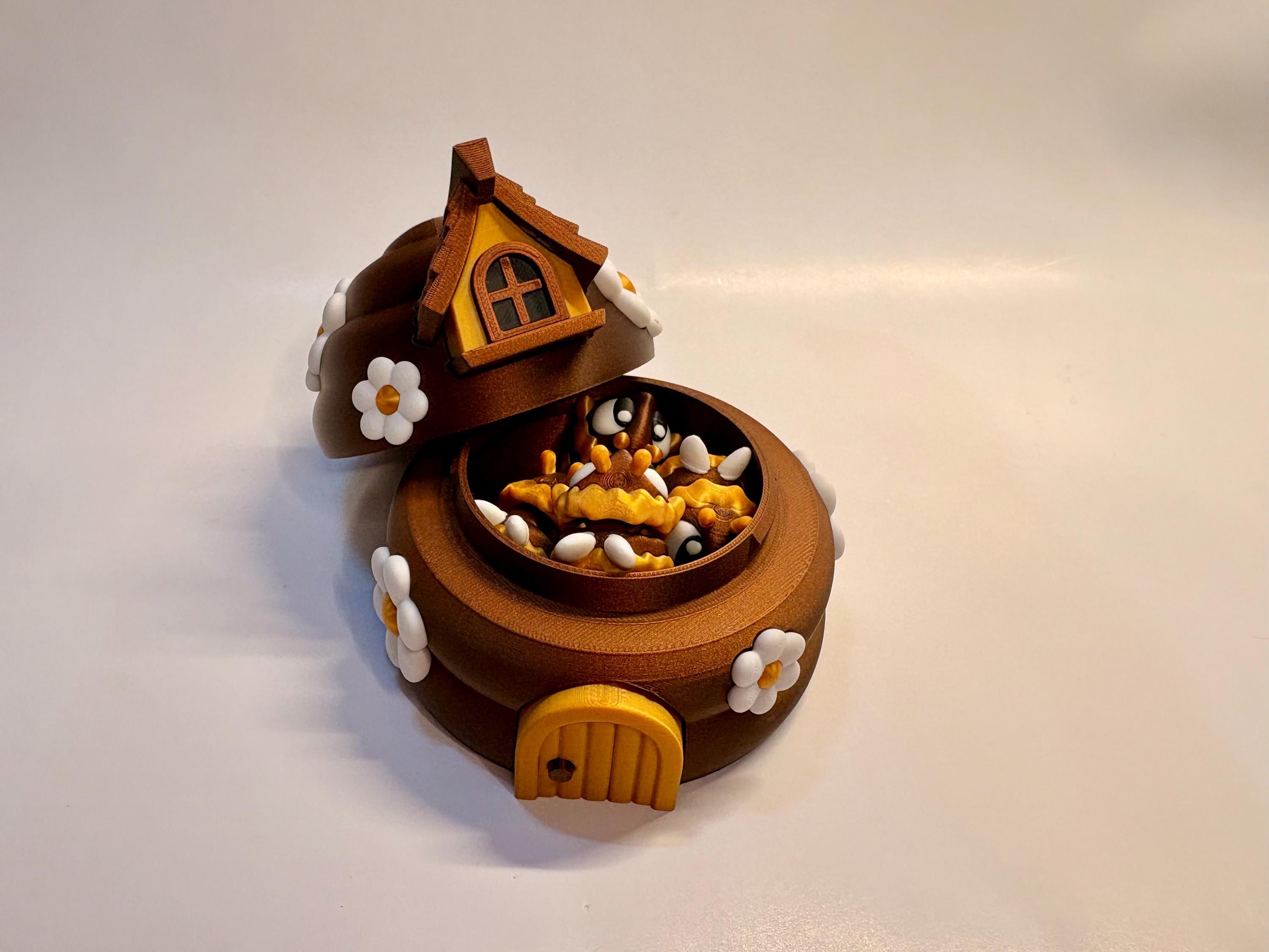 Beehive Playset with 6 Bees